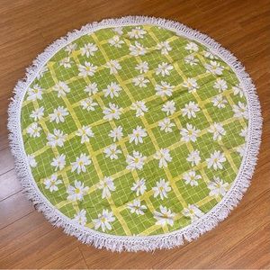 Vtg Round Daisy Print Fabric Tablecloth